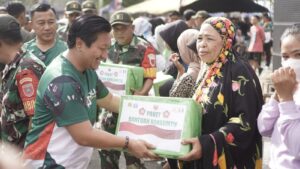 Kolaborasi BAZNAS BONE dengan KOREM 141/ TODDOPULI BONE, Dalam TODDOPULI RUN Membagikan Paket Untuk Duafa dan Anak Stunting