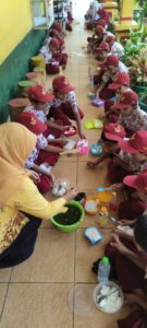 Pencegahan Stunting di SDN 14 Pangampange Soppeng Melalui Kegiatan Makan Sayur Daun Kelor dan Telur