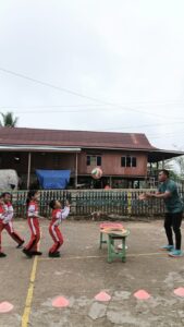 Pembelajaran Praktek Bola Voli di SDN 254 Mappatongai, Gunakan Alat Lingkaran untuk Mengajarkan Teknik Dasar