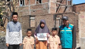Anak Didik SDIT Ar-Raihan Wahdah Islamiyah Soppeng Salurkan Bantuan Kepada Korban Kebakaran