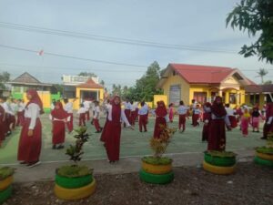 Tingkatkan Kesehatan Fisik Siswa, SDN 56 Madining Lakukan Senam Pagi