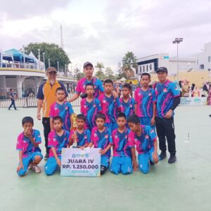 Guru PJOK SD 14 Pangempange Berikan Evaluasi Kepada Siswa Setelah Bertanding di Dua Turnamen Futsal