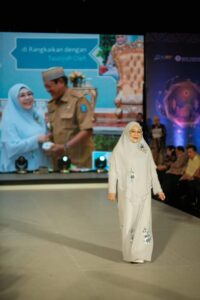 Ketua Dekranasda Soppeng Tampil Memukau di Fashion Show Preloved For Charity Dekranasda