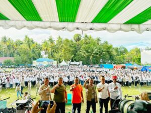 Andi Sudirman Jalan Anti Mager Bersama Ribuan Petani di Bone