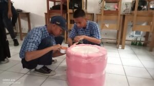 Siswa SMP Muhammadiyah Leworeng Berkreasi Ubah Limbah Plastik Jadi Kursi: Wujud Gaya Hidup Berkelanjutan