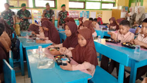 DN 23 Jarae Soppeng Terharu Diberi Makan Gratis dan Bantuan dari Kodim 1423 Soppeng