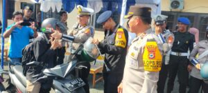 Tertib Berlalu Lintas, Pemotor di Bone Diberi Helm Gratis di Hari Ke-10 Ops Zebra