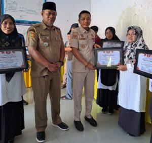 Lurah Biru Apresiasi Kinerja Para Kolektor Pajak Dengan Penghargaan