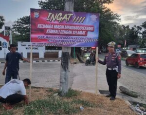 Satlantas Polres Bone Pasang Spanduk Berisi Imbauan Keselamatan Berkendara di Jalan Raya