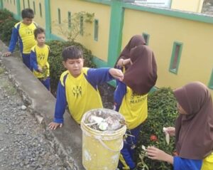 SDN 56 Madining Sukseskan Program Jumat Bersih, Wujudkan Lingkungan Sekolah yang Bersih dan Sehat