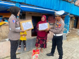 Jumat Berkah, Polantas Bone Berbagi Dan Beri Edukasi Masyarakat