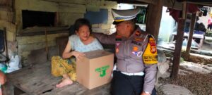 Kasat Lantas Polres Bone Berbagi Paket Kebahagian Untuk Dhuafa