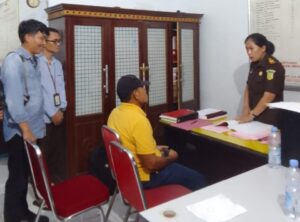 Setelah ditangkap 2 kali akhirnya mantan Dirut bank hara Lata kolaka di serahkan di kejaksaan.