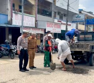 Cegah Kecelakaan, Satlantas Polres Bone Dan Dinas PU Kompak Timbun Jalan Berlubang