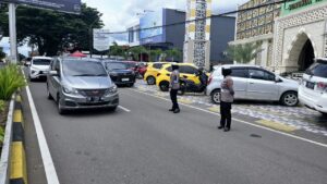 Ciptakan Rasa Aman Jama’ah Shalat Jumat, Polwan Satlantas Polres Bone Pengamanan di Masjid