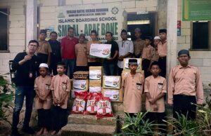 Telkomsel Gelar Program CSR “Berbagi Senyuman di Jumat Berkah” di SMP Al Araf Islamic Boarding School Bone