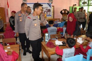 Kapolres Soppeng Tinjau Uji Coba Program MBG di SD Negeri 261 Watang Belo, Pastikan Anak Sekolah Mendapat Asupan Gizi Seimbang