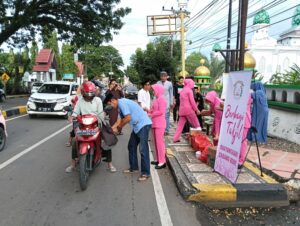 Sat Intelkam Polres Bone dan Bhayangkari Berbagi Takjil, Tebar Berkah di Bulan Ramadhan