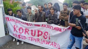 Aliansi Mahasiswa Geruduk Kantor Dinkes, Tuntut Direktur RSUD Tenriawaru Mundur