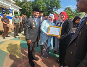 SD INP 5/81 Lemoape Menerima Penghargaan Sekolah Adiwiyata Tingkat Propinsi Dan Sekolah Terbersih di Kab.Bone