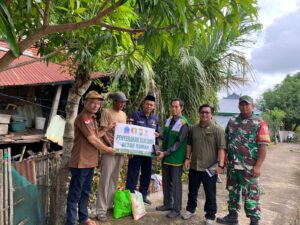 BAZNAS Bone Serahkan Bantuan RTLH untuk Nenek Ica di Desa Ajanglasse