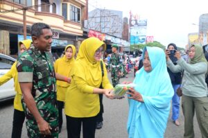 Dandim 1407/Bone dan Ketua Persit Bagikan Sembako dalam Program “Jumat Berkah”