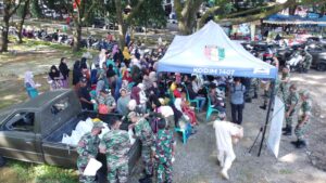 Dandim 14 07/ Bone Hadirkan Warung Makan Gratis Sembari Salurkan Ratusan Paket Sembako Gratis