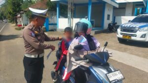 Ops Patuh, Polantas Bone: Catat! Bahaya Bawa Beban Overload di Motor, Bonceng Anak Wajib Pakai Helm
