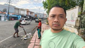 DLH Bone Sigap Bersihkan Lokasi Event Bhayangkara Drag Night, Kabid Tata Lingkungan Terjun Langsung