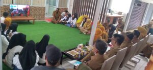 Sambut Hari Kemerdekaan, Dinas Pariwisata Bone Bagikan Bendera Merah Putih ke Warga Sekitar Destinasi Wisata