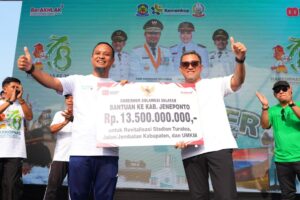 Andi Sudirman Sulaiman Serahkan Bantuan Keuangan Rp13,5 M untuk Revitalisasi Stadion dan UMKM di Jeneponto