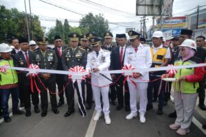 Hadiah HUT Ke-80 RI ke Masyarakat, Bupati – Wabup Bone Resmikan Jalan Perdana ‘Beramal’