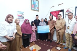 Gubernur Sulsel Ringankan Beban Keluarga Kasi Kesra dengan Santunan dan Fasilitas Transportasi