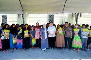 Aksi Sosial Jumat Berkah: Wagub dan DPRD Sulsel Salurkan Beras Bagi Warga Terdampak Insiden Kebakaran