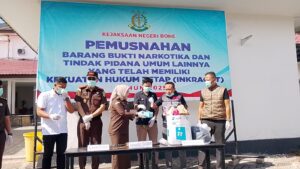 Kejaksaan Negeri Bone Musnahkan Barang Bukti Inkracht, Narkotika Hingga Senjata Tajam Dilenyapkan