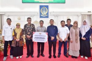 Gubernur Sulsel Serahkan Bantuan Mandiri Benih Padi ke Sidrap dan Soppeng Musim Tanam Oktober 2025-Maret 2026