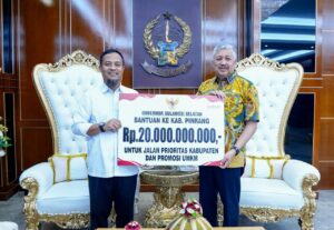 Gubernur Andi Sudirman Serahkan Rp20 Miliar untuk Infrastruktur dan UMKM ke Pemkab Pinrang