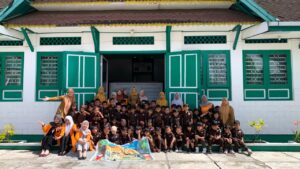 Menanamkan Semangat Kepahlawanan Sejak Dini: TK Adhyaksa dan Mahasiswa UNM Ajak Anak Belajar di Museum La Pawawoi