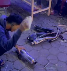 Suara Berisik! Pemilik Hancurkan Sendiri Knalpot Brong Miliknya Setelah Kena Razia