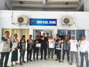 Perkuat Perang Melawan Narkoba, BNNP Sulsel Beri Penghargaan kepada Forbes Anti Narkoba Bone