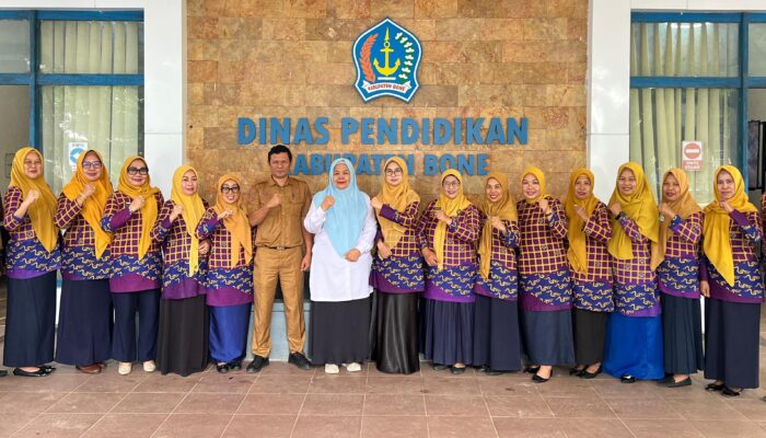 Menggandeng Tangan demi Masa Depan: Langkah Awal Ny. Hj. Maya Damayanti untuk Anak-Anak Bone