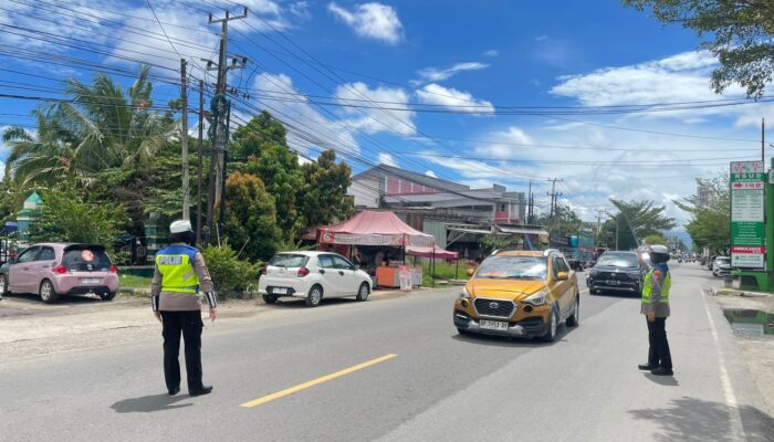 Polwan Satlantas Polres Pinrang Laksanakan PAM Sholat Jumat, Jaga Kelancaran dan Keselamatan Lalu Lintas
