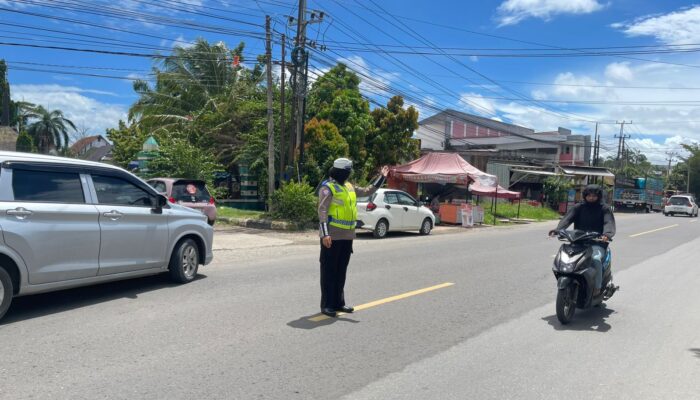 Polwan Satlantas Polres Pinrang Laksanakan PAM Sholat Jumat, Jaga Kelancaran dan Keselamatan Lalu Lintas