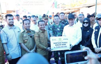 Ribuan Korban Banjir Bone Terima Bantuan, Mentan Amran Beri Bantuan Pribadi Rp1 Miliar
