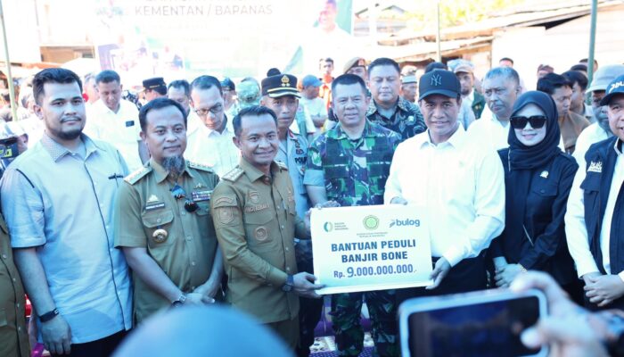 Ribuan Korban Banjir Bone Terima Bantuan, Mentan Amran Beri Bantuan Pribadi Rp1 Miliar