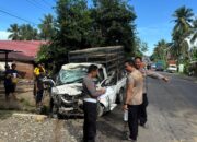Kecelakaan Dramatis di Bone, Warga Bongkar Kabin Pick Up untuk Selamatkan Sopir