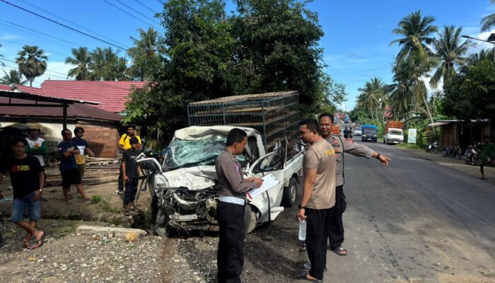 Kecelakaan Dramatis di Bone, Warga Bongkar Kabin Pick Up untuk Selamatkan Sopir