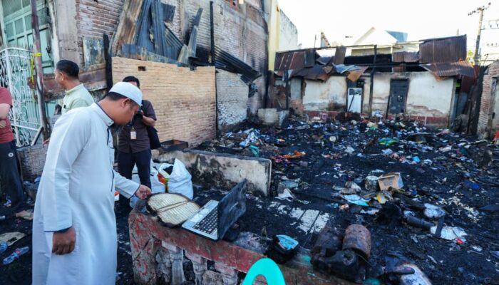 Gubernur Sulsel Salurkan Bantuan Sosial dan Rehabilitasi Rumah Korban Kebakaran Jalan Sultan Alauddin III