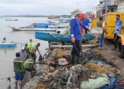 Jaga Wajah Pesisir Bone, Ratusan Personel Bersihkan Sampah di Tanggul Bajoe