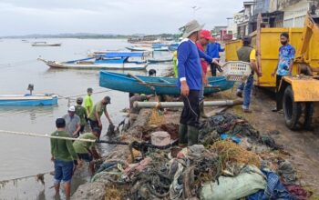 Jaga Wajah Pesisir Bone, Ratusan Personel Bersihkan Sampah di Tanggul Bajoe